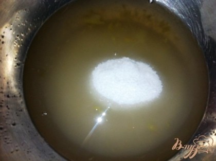 Добавить в миску с теплым отваром сахар, соль на кончике ножа и перемешать, чтобы сахар растворился