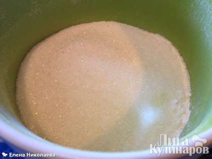 В мисочке смешиваем сухие ингредиенты: муку, сахарный песок и соль