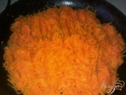 Трем на крупной терке морковь и обжариваем на растительном масле до готовности.