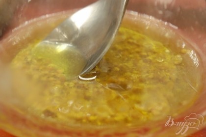 Приготовить заправку, соединив оливковое масло, горчицу «зернышками» и лимонный сок.
