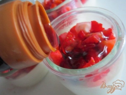 Кусочки ягод разложить на застывшую панна котту и полить карамельным соусом.
