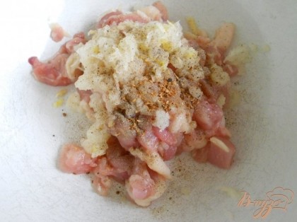 Мясо (можно с ножек) порезать маленькими кусочками. Добавить натертую на терке луковицу, соль, перец, специи.
