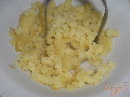 Картофель отварить в "мундире" до готовности. Готовый картофель очистить горячим, растолочь.