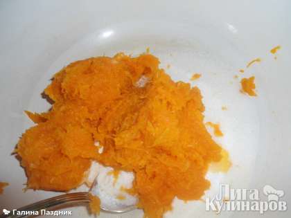 Яйца перемешать с сахаром, добавить морковь и муку