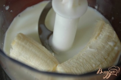 В чашу блендера поместить молоко, ванильный сахар и очищенный банан. Осторожно взбить. Добавить сахар по вкусу, если необходимо.