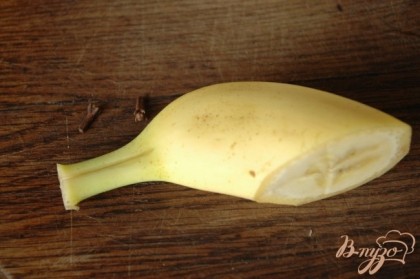 Из четверти банана и коктейльной вишенки выполнить дельфинчика, срезав банан наискось и сделав надрез на плодоножке.