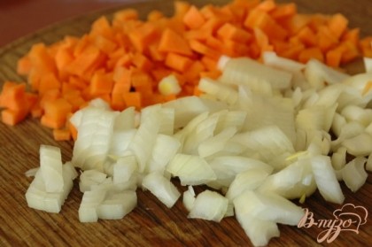 Мелко нарезать очищенные лук и морковь.