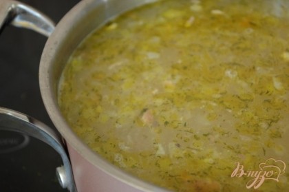 Выложить в суп рыбу и сушеный укроп, довести до кипения и снять с огня.