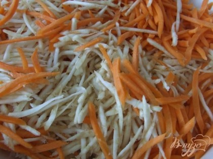 Натереть сельдерей и морковь на терке для корейской моркови. Переложить овощи в миску.