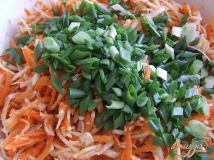  Добавить нарезанный чистый зеленый лук. Перемешать салат и подавать к столу.