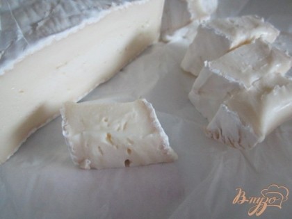 Сыр нарезать на крупные кусочки.