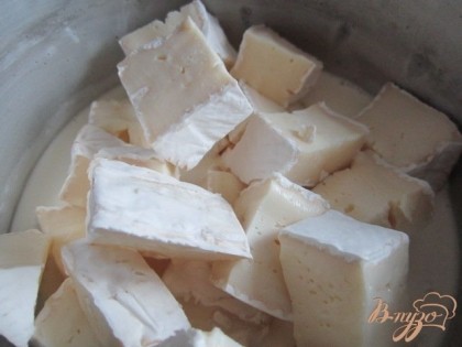 В сотейник налить сливки, добавить кусочки сыра и поставить на тихий огонь до расплавления сыра.