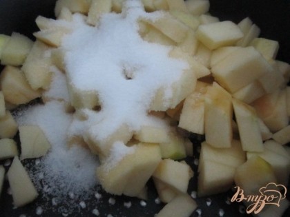 В кастрюльку уложить кусочки яблока, посыпать сахаром по вкусу и потушить под закрытой крышкой минут 5-7.