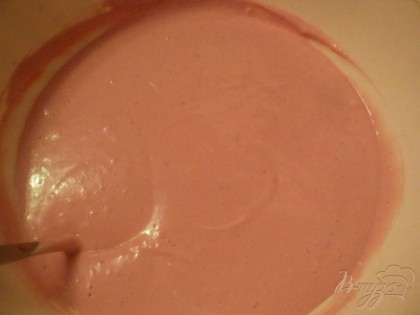 Во вторую часть взбитых сливок добавить в несколько приемов остывшее ягодное  пюре с желатином и коньяк, взбивая миксером на средней скорости.