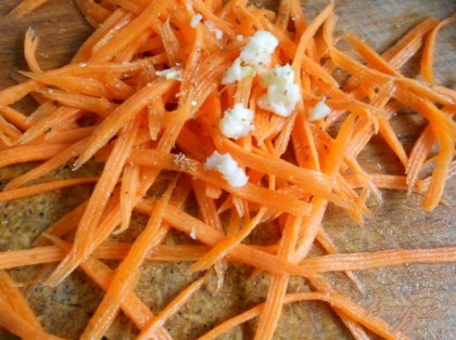 Морковь натереть на терке для корейской моркови. Добавить специи по вкусу, дать настояться 5-10 минут.
