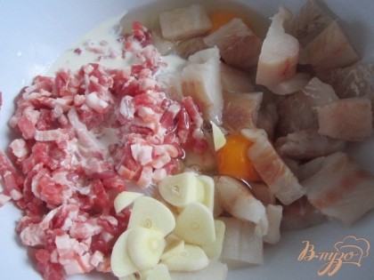 Рыбное филе нарезать на кусочки, добавить копченый бекон, чеснок, яйца и сливки.Приготовить фарш.