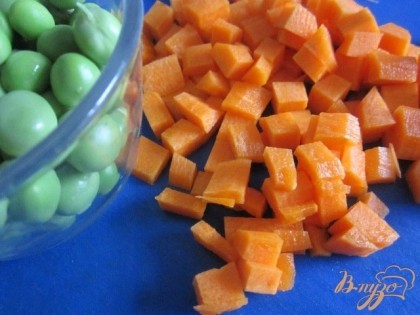 Морковь нарезать на мелкие кубики. Горошек и кусочки моркови проварить в течении 3 мин.