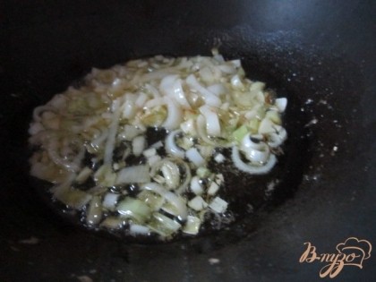 В глубокой сковороде нагреть оливковое масло и сливочное.Поджарить репчатый лук и чеснок, нарезанные мелко.