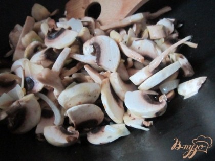 Добавить нарезанные тонко грибы, размешать . Накрыть крышкой и дать потушиться 5-7 мин.