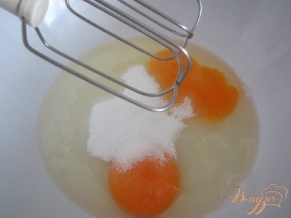 Яйца взбить с сахаром, влить молоко.