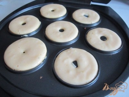 Хорошо прогреть форму для выпечки пончиков и наполнить круги.Выпечь до готовности, согласно режиму аппарата.