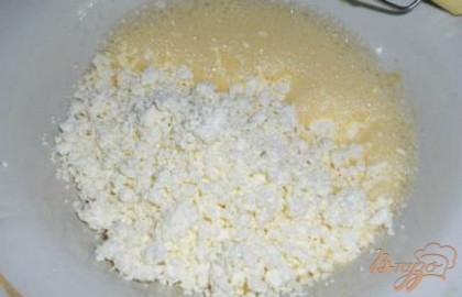 Пакетик пшеничной крупы сварить по инструкции на упаковке. Дать полностью остыть. Сахар хорошо растереть миксером с маслом. Яйца взбить хорошо со щепоткой соли. Добавить творог. Взбить яйца вместе с творогом.
