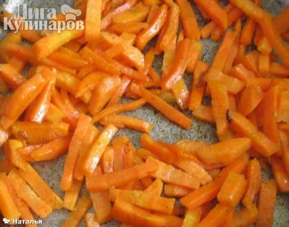 Морковь нарезать соломкой и  тоже обжарить на масле, слегка подсолив и поперчив.