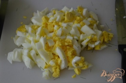 Яйца вареные очистить и порубить мелко.