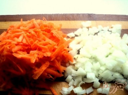 Мелко порезать лук, морковь натереть на терке.