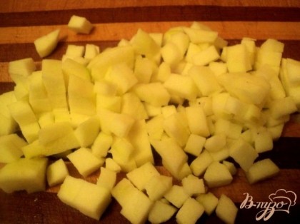 Яблоки почистить от кожицы и семян и нарезать кусочками. Изюм (у меня вяленая клюква) залить на 5минут горячей водой.