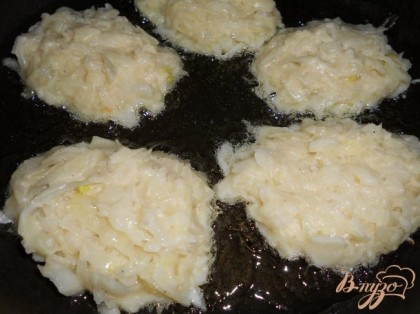 Перемешать и дать капусте постоять минут 15. Далее ложкой на сковороду с разогретым растительным маслом выкладывать капусту, формируя котлетки.