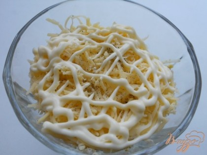 Следующий слой огурцы и сыр (тертые на терке), посолить и поперчить, смазать майонезом.