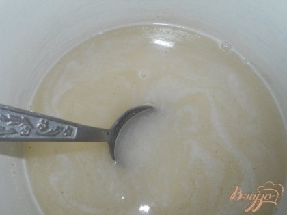 Приготовить крем: в воду всыпать сахар и ванильный сахар, закипятить, добавить манную крупу.
