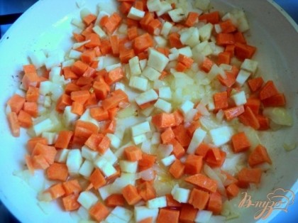 Лук, морковь и сельдерей нарезать мелким кубиком. На сковороду налить растительное масло, пассировать лук 1-2 минуты, затем добавить морковь и сельдерей. Пассировать еще 2-3 минуты.