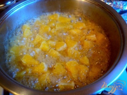 Приготовим соус: апельсин почистить, разобрать на дольки и порезать кусочками. Выложить на сковородку, добавить сахар, нагревать до карамеллизации. В конце  добавить коньяк и поджечь ( осторожно!). Соус готов.