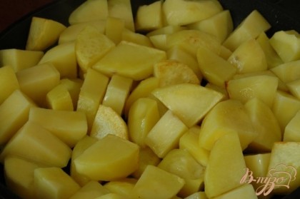 Добавить еще немного масла и на той же сковородке обжарить нарезанный ломтиками очищенный картофель. Переложить его к цветной капусте.