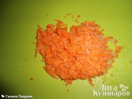 Затем чистим морковь и режем мелко (можно натереть на крупной терке). Добавляем в кастрюлю к картофелю.
