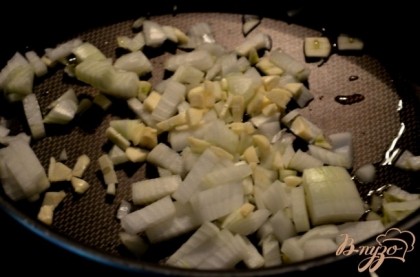 Разогреть духовку до 200 гр. На большой сковороде разогреть олив.масло. Добавить лук и чеснок и готовить примерно 5 мин.помешивая.