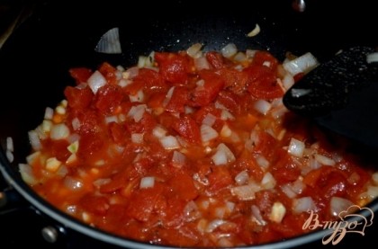 Добавить томаты, еслиу вас свежие готовим примерно 5-10 мин. Готовые томаты менее по времени.