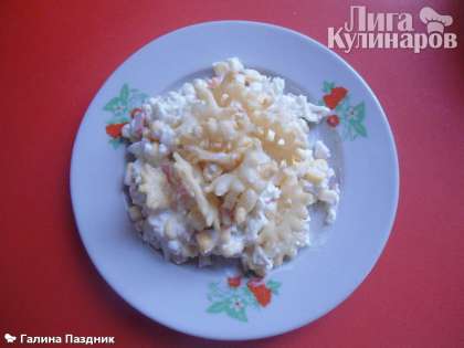 Салат кукурузный с чипсами и крабовыми палочками с порционной тарелке.  Приятного аппетита!!!