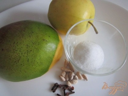 Начнем с приготовления нижнего, фруктового слоя..Половинка плода манго, яблоко, немного сахара и пряности.