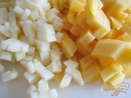 Яблоко и манго нарезать мелкими кубиками.