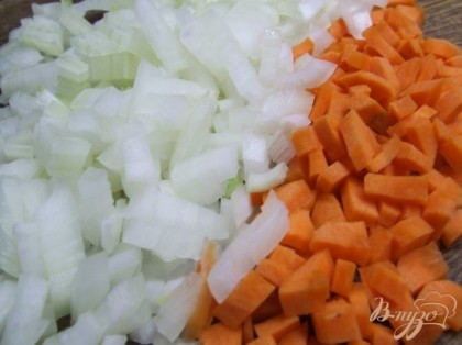 Лук и морковь почистить и нарезать небольшими кусочками.