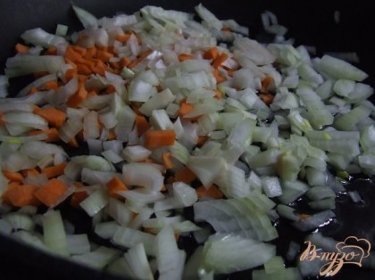 На небольшом количестве растительного масла обжарить лук и морковь.
