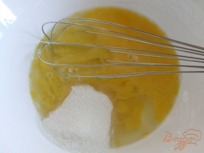 Выбить яйца в миску, добавить соль, сахар.