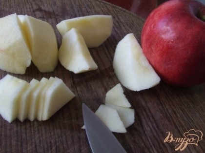 Яблоки промыть, срезать шкурку, мякоть нарезать небольшими ломтиками.