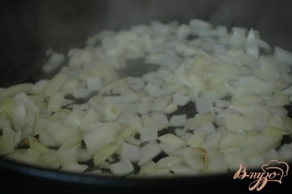 На горячую сковородку добавить растительное масло, выложить лук, обжарить.