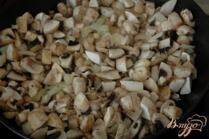 Добавить шампиньоны, посолить, положить перец черный молотый и орегано (крайне желательная пряность, к грибам подходит великолепно). Протушить все вместе под крышкой 10 минут. По желанию можно добавить сметану (сливки) или томатный соус, чтобы грибы получились с густой подливкой.
