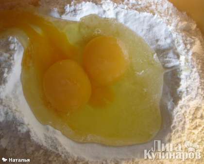 На 1 стакан муки  возьмите 2 - 3 яйца, соль и сода по кофейной ложечке