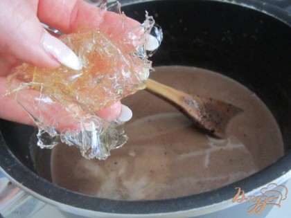 В холодной воде размочить листы желатина. Затем выложить их в горячее (но не кипящее) приготовление.